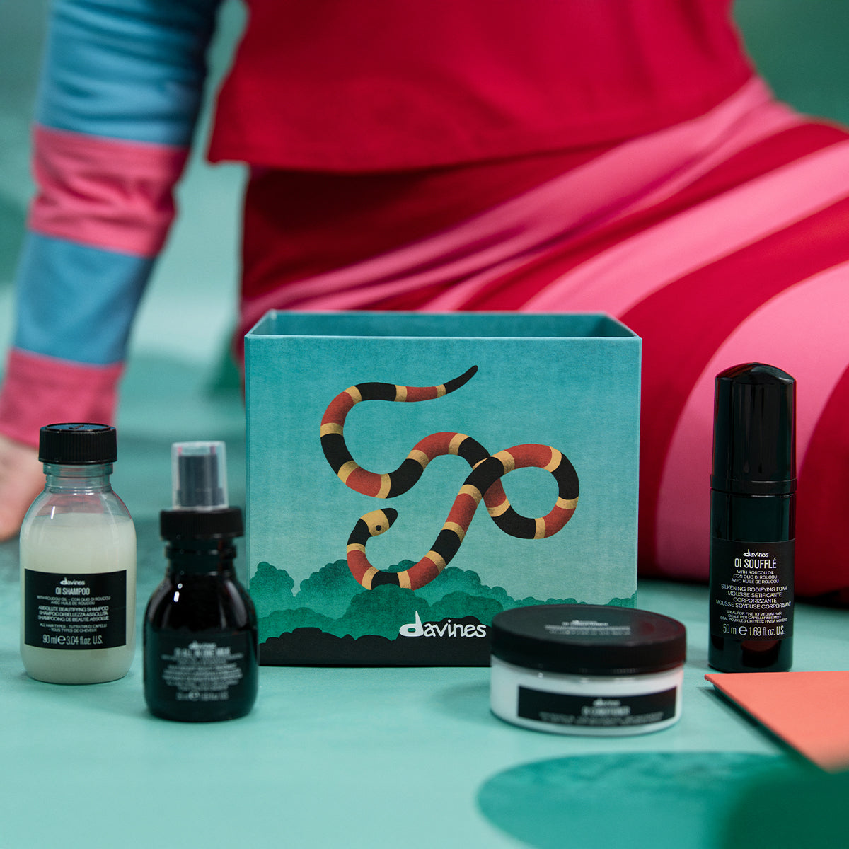 Davines Nederland Elegante cadeauset voor alle haartypes - Deze set is zorgvuldig samengesteld om buitengewone resultaten en onmiddellijke glans te bieden en is de perfecte verwennerij voor elk haartype, inclusief fijn of beschadigd haar.