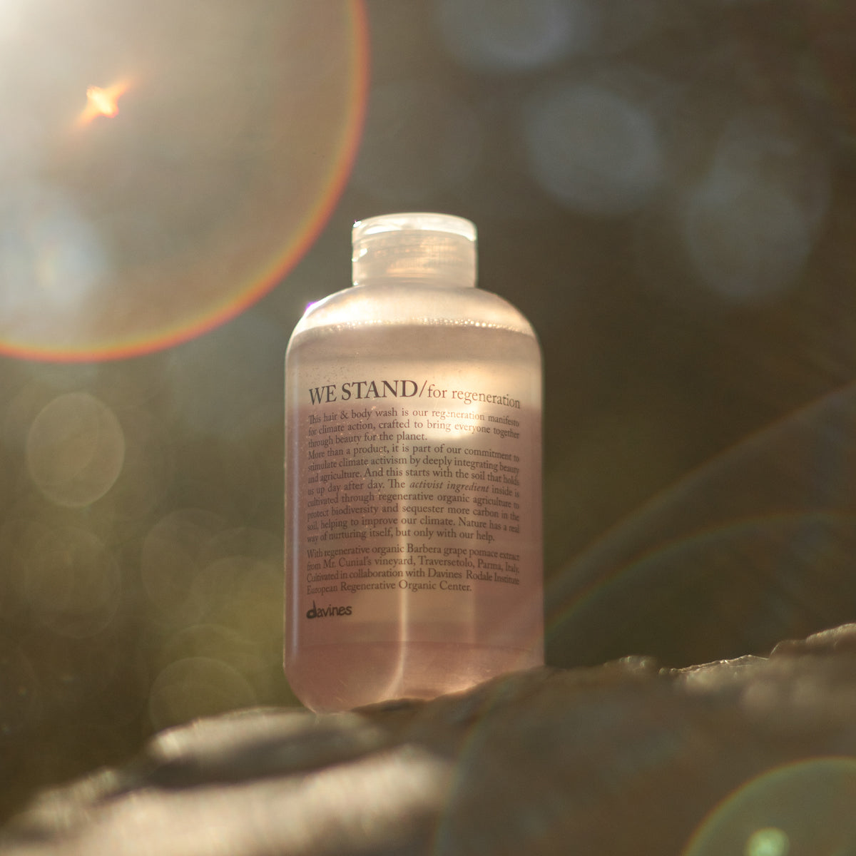 WE STAND for regenaration Delicate hair & body wash die Davines Manifesto voor klimaatactie vertegenwoordigt. Davines