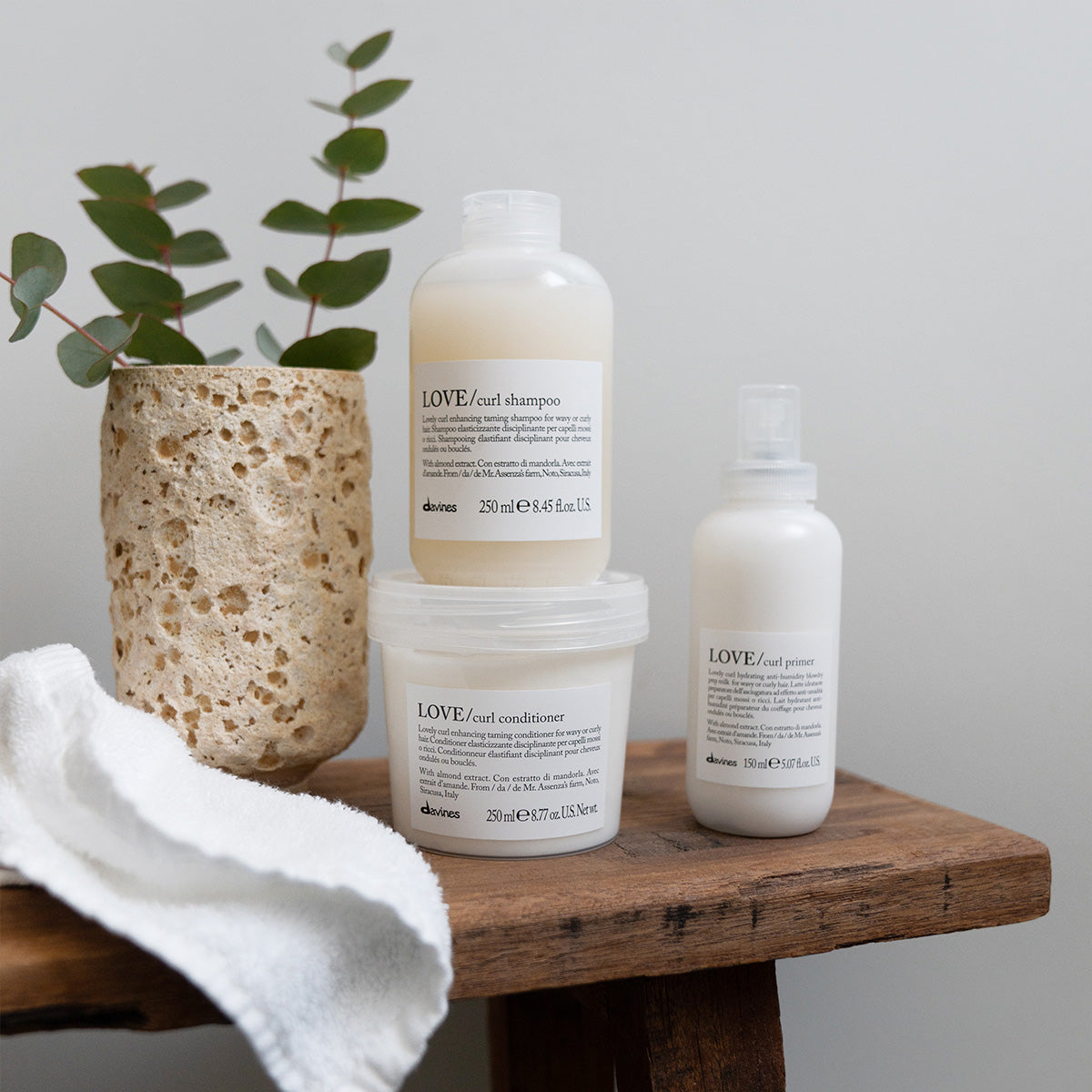 Translation missing: nl.products.general.vendor: ESSENTIAL HAIRCARE LOVE CURL Shampoo  Krulversterkende en temmende shampoo voor krullend of golvend haar.  -100x.jpg?v=1727440671