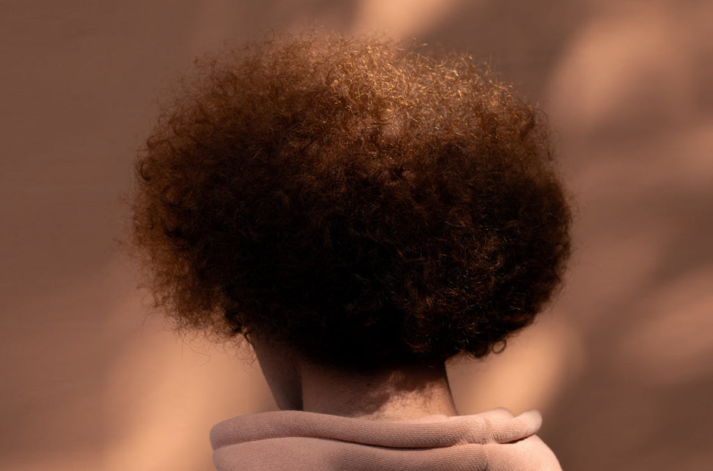 Mannen met krullend haar: verzorging & stylingtips | Davines