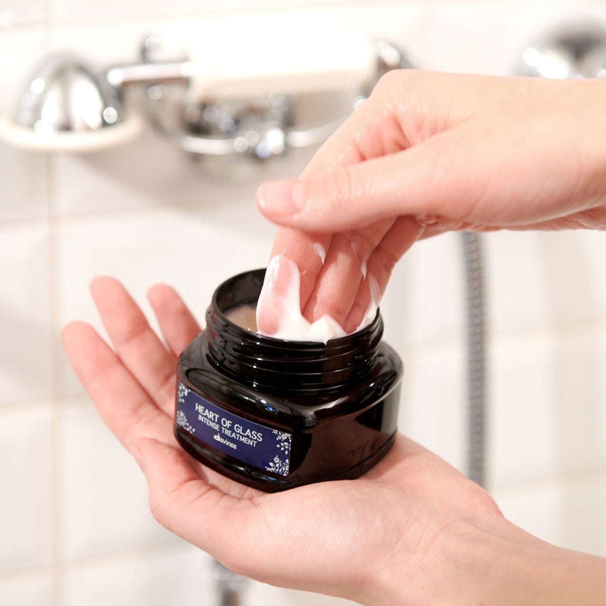 Translation missing: nl.products.general.vendor: THERE MUST BE AN ANGEL HEART OF GLASS Intense Treatment  Versterkende, verhelderende behandeling voor natuurlijk of cosmetisch blond haar.  -1
