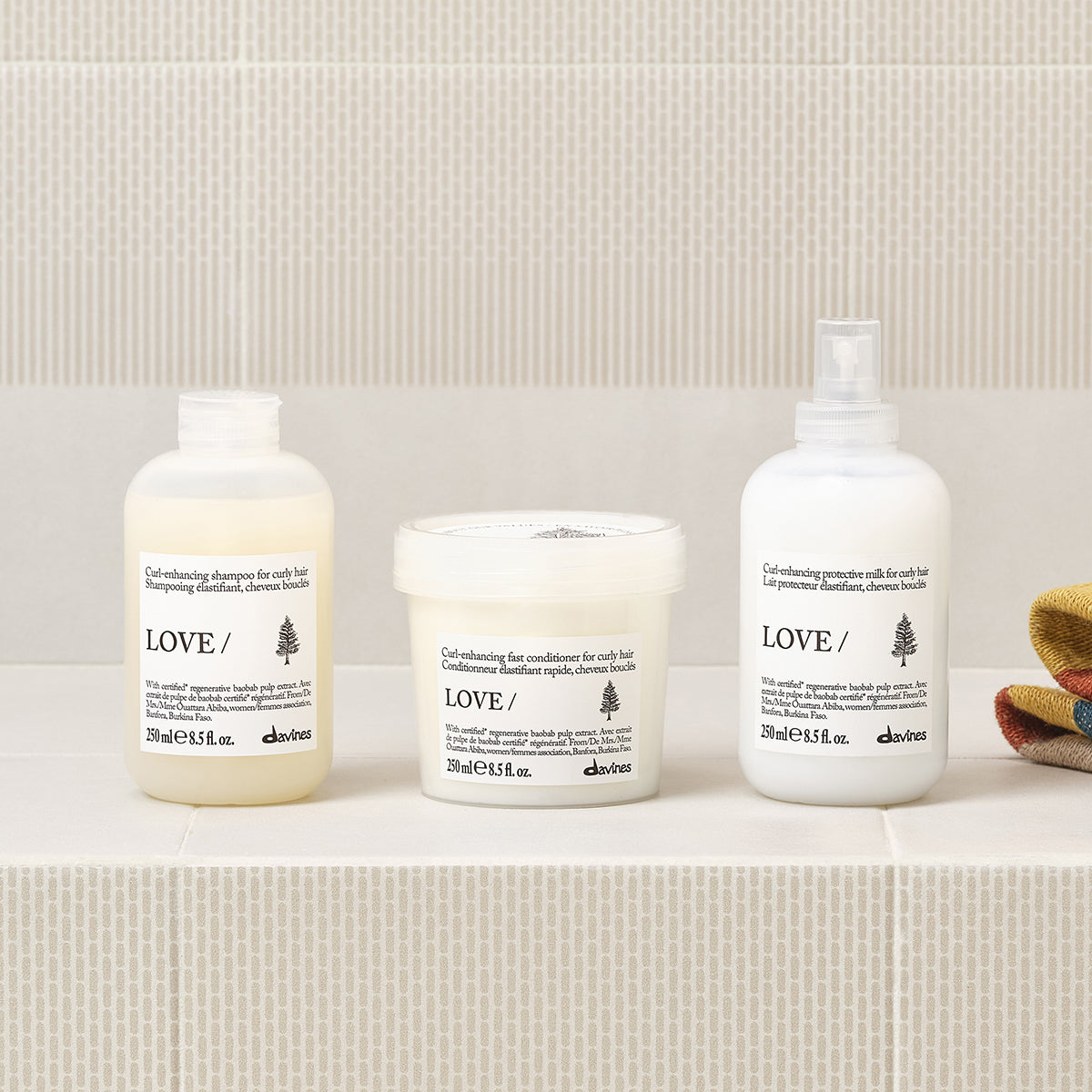 
Davines Nederland LOVE CURL Enhancing Milk - Krulversterkende beschermende milk voor krullend haar. 